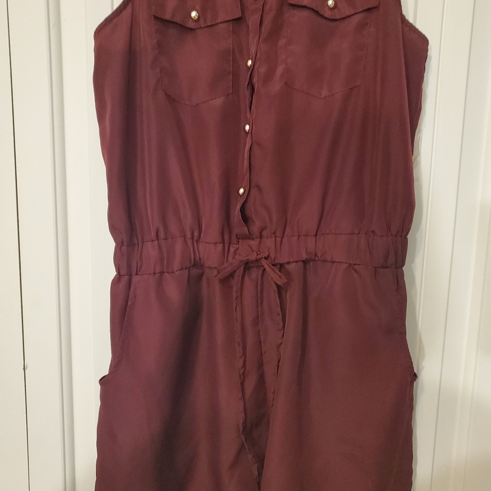 Collared button down romper.🍒 - Picture 2 of 10